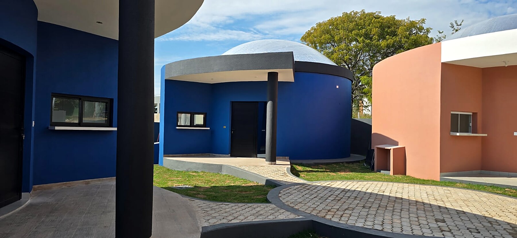 Três casas ZGA construídas em Zigurats — arquitetura em cúpulas